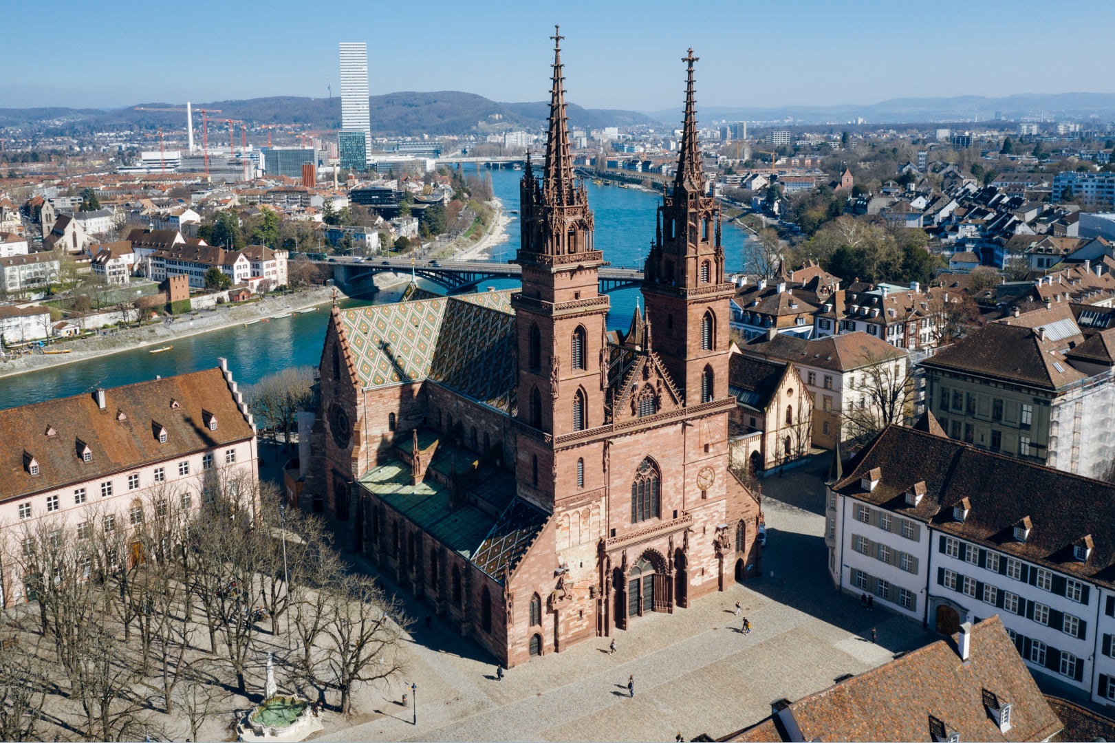 Luftaufnahme der Stadt Basel mit Blick auf das Münster – aufgenommen mit mootiv Drohne