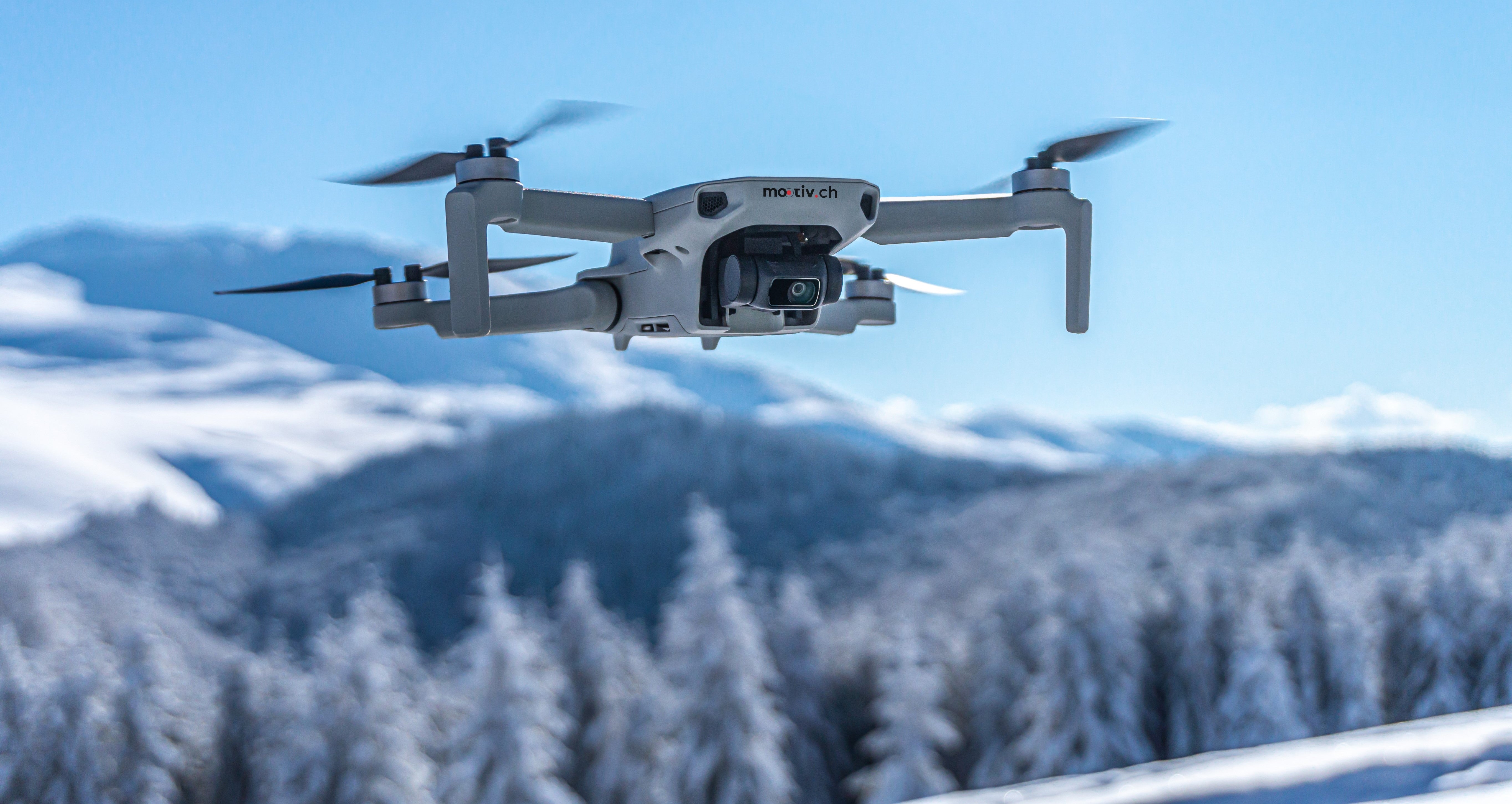 Drohne fliegt über die Schweizer Alpen – Luftaufnahmen für mootiv.ch Regenschirme