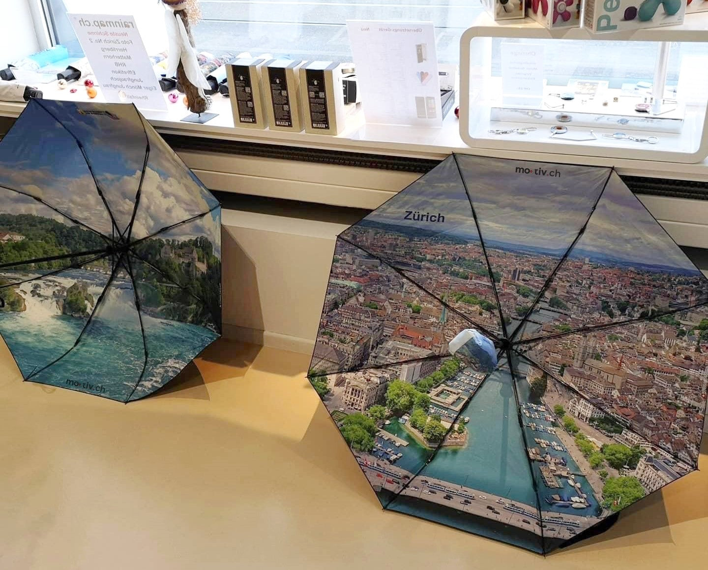Panorama-Regenschirme mit Zürich und Rheinfall Motiv im Schaufenster
