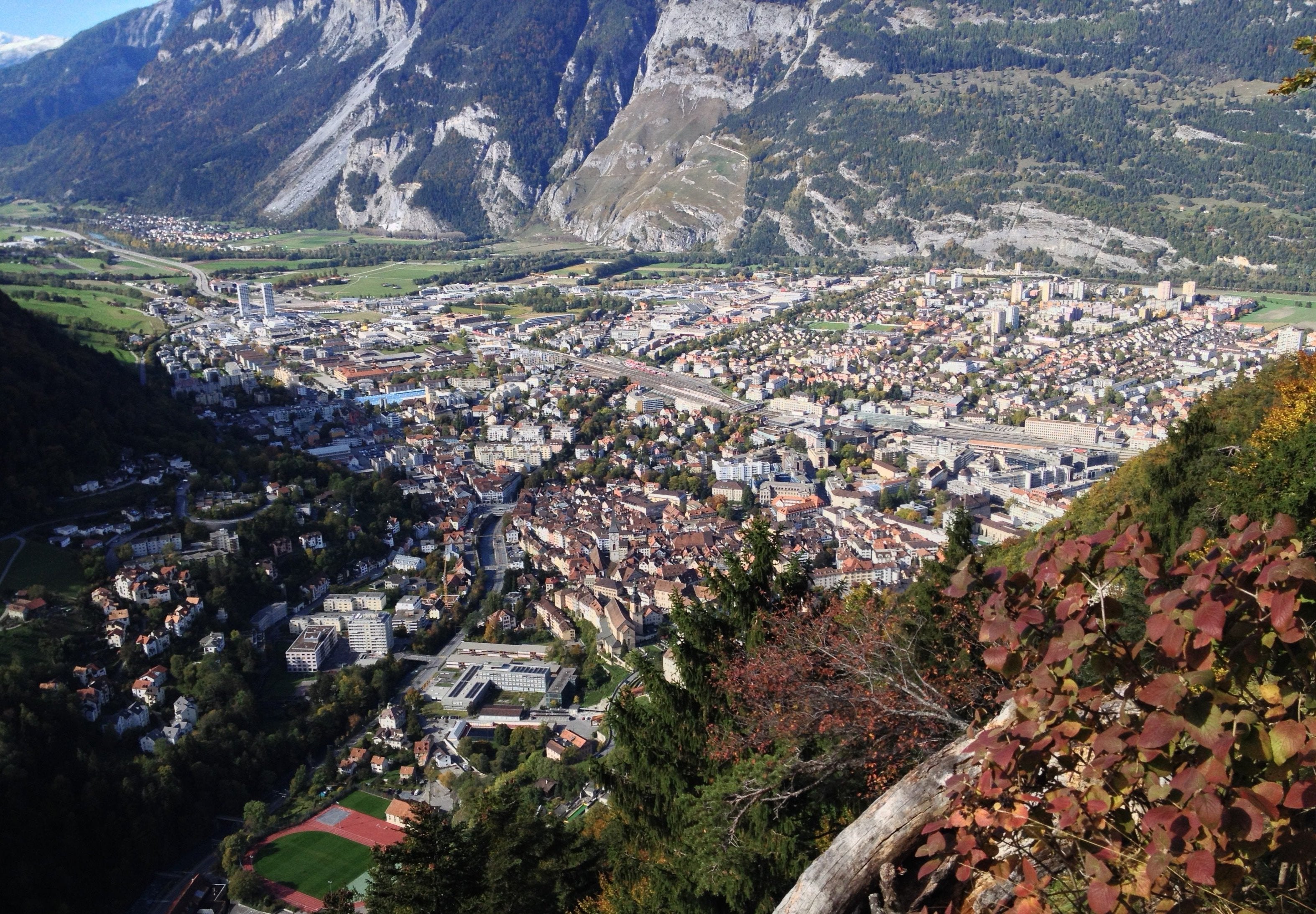Drohnenaufnahme eines Schweizer Tals – beeindruckende Landschaft aus der Luft