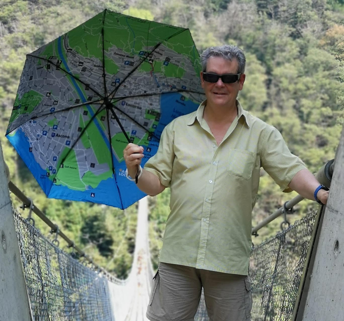 Gründer von mootiv mit individuell bedrucktem Stadtplan-Regenschirm auf Hängebrücke