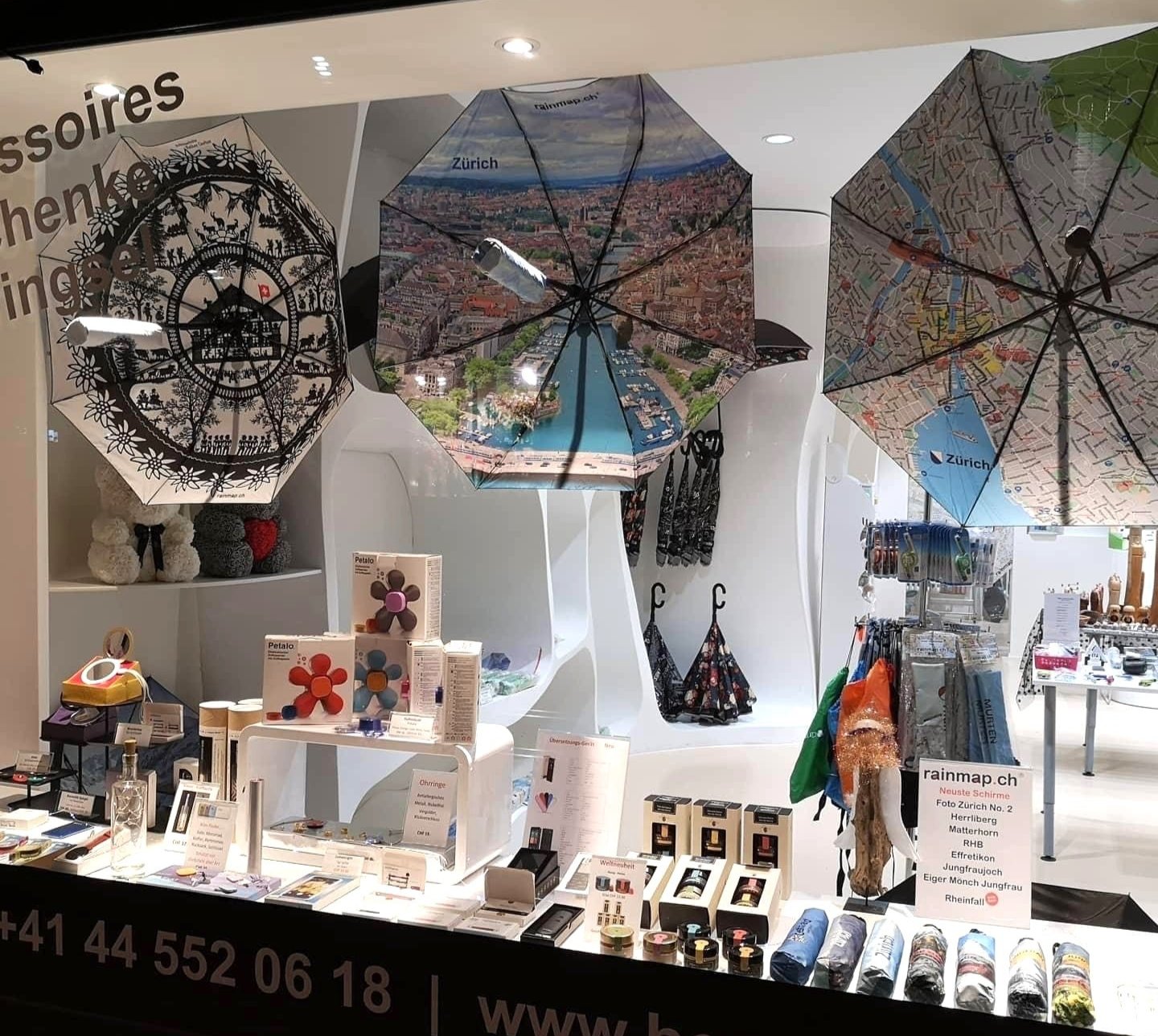 Verkausstand mit mootiv Stadtplan-Regenschirmen – stilvolle Präsentation im Shop